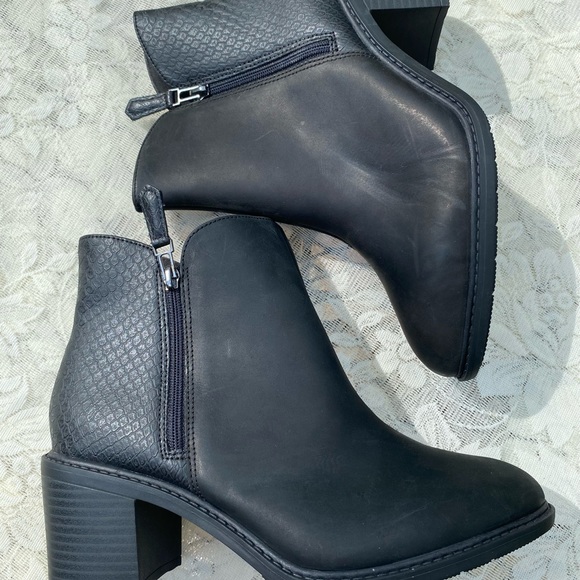 Clarks Collection Leather Heeled Ankle Boots “Scene Zip” Black 10 Wide - Picture 3 of 9